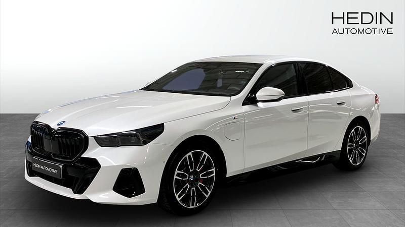 Begagnad 2025 BMW 530e M Sport Sedan | 684 700 kr - Bild 1/4