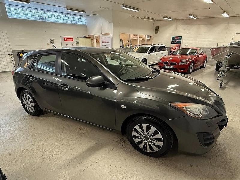 Gråmetallic Begagnad 2010 Mazda 3 Inclusive Halvkombi | 49 900 kr (Marknadspris) - Bild 1/4