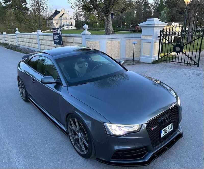 Grå Begagnad 2012 Audi RS5 Sportkupé | 309 000 kr (Marknadspris) - Bild 1/4