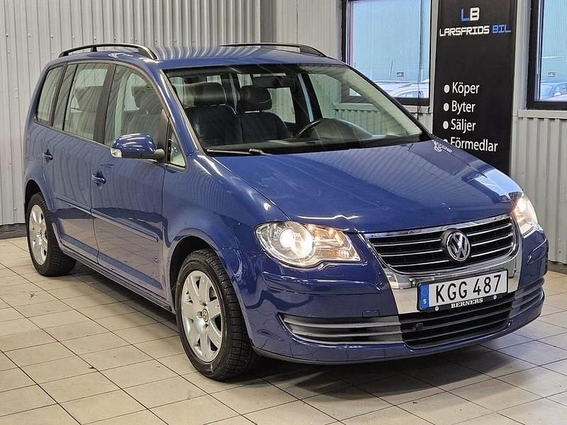 Blå Begagnad 2009 VW Touran Trendline Minibuss | 44 900 kr (Marknadspris) - Bild 1/4