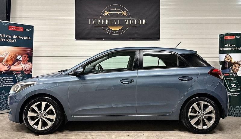 Blå Begagnad 2015 Hyundai i20 Premium Halvkombi | 109 000 kr (Marknadspris) - Bild 1/4