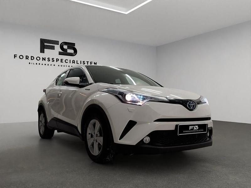 Vit Begagnad 2017 Toyota C-HR Active SUV | 199 900 kr (Marknadspris) - Bild 1/4