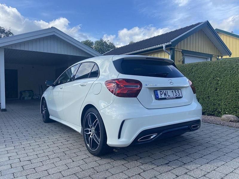 Vit Begagnad 2017 Mercedes A180 AMG Halvkombi | 179 000 kr (Marknadspris) - Bild 1/4