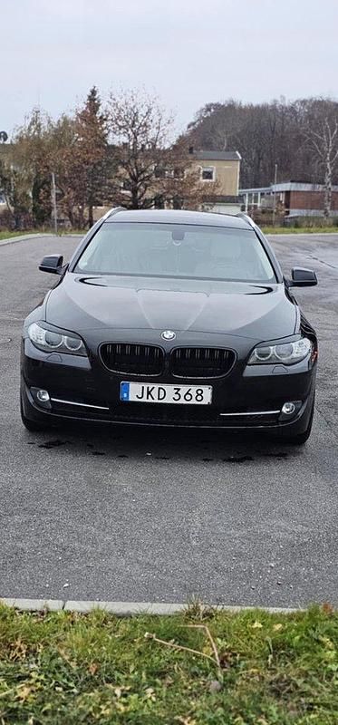 Svart Begagnad 2011 BMW 520 Kombi | 125 000 kr (Marknadspris) - Bild 1/4
