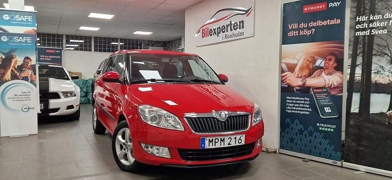 Röd Begagnad 2010 Skoda Fabia Elegance Halvkombi | 64 900 kr (Lite dyr) - Bild 1/4