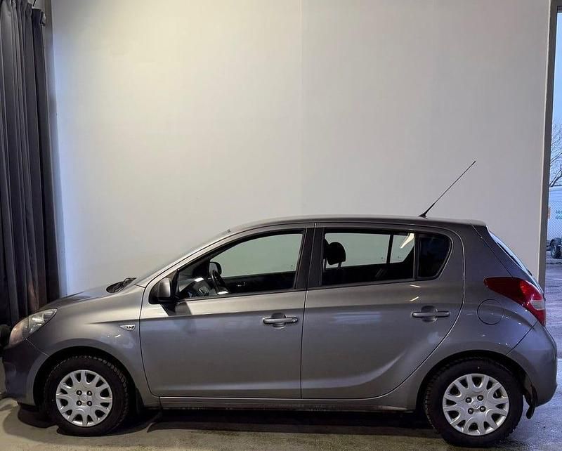 Begagnad Hyundai i20 Select 78 HK (57 kW) 2012 Grå Halvkombi