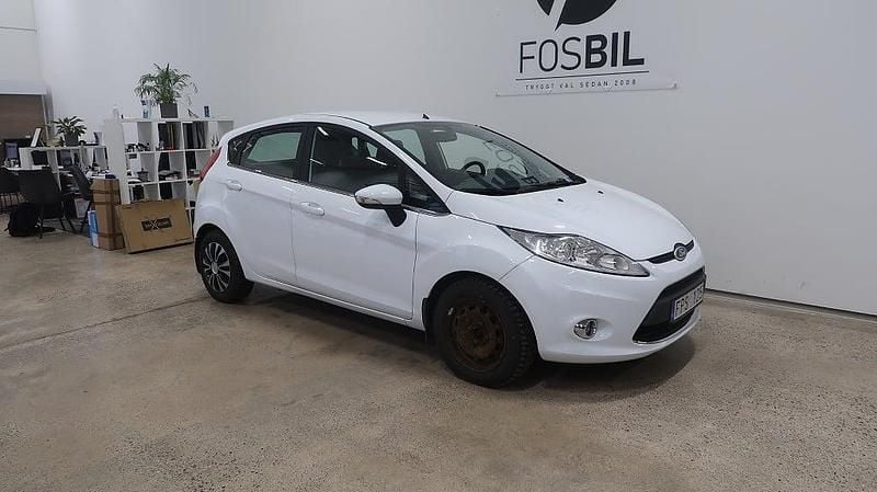 Begagnad Ford Fiesta Titanium 75 HK (55 kW) 2010 Vit Halvkombi