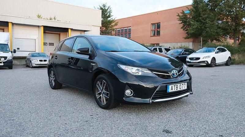 Svart Begagnad 2015 Toyota Auris Hybrid Edition Halvkombi | 119 700 kr (Marknadspris) - Bild 1/4