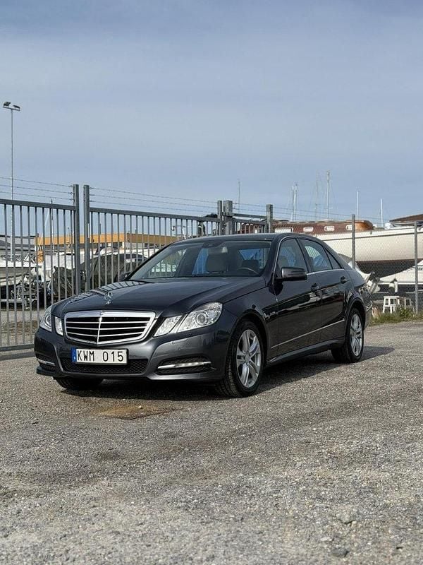 Grå Begagnad 2011 Mercedes E220 Avantgarde Sedan | 75 000 kr (Marknadspris) - Bild 1/4