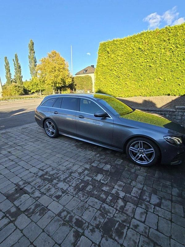 Grå Begagnad 2018 Mercedes E220 AMG line Kombi | 225 000 kr (Marknadspris) - Bild 1/4