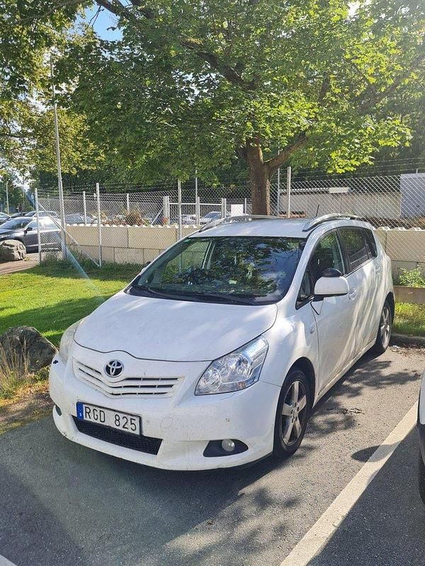 Vit Begagnad 2012 Toyota Verso Minibuss | 55 000 kr (Lite dyr) - Bild 1/4