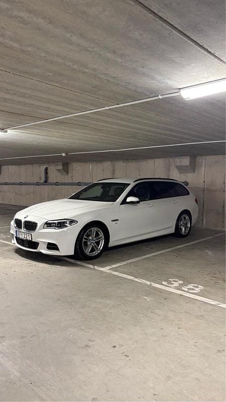 Vit Begagnad 2017 BMW 520 M Sport Kombi | 200 000 kr (Marknadspris) - Bild 1/4