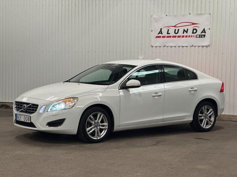 Vit Begagnad 2010 Volvo S60 Summum Sedan | 99 900 kr (Marknadspris) - Bild 1/4