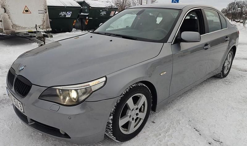 Begagnad BMW 523 177 HK (130 kW) 2005 Grå Sedan