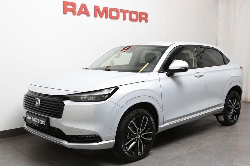 Premium sunlight vit metallic Ny 2025 Honda HR-V Advance SUV | 415 900 kr (Lite dyr) - Bild 1/4