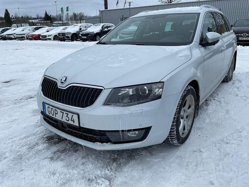 Begagnad Skoda Octavia Style 150 HK (110 kW) 2017 Vit Kombi