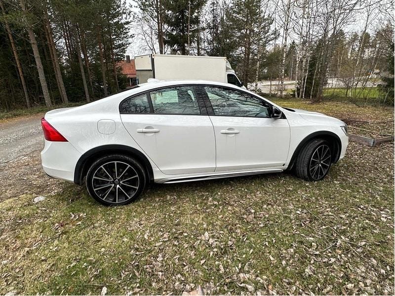 Vit Begagnad 2018 Volvo S60 CC Standard Sedan | 139 000 kr (Lite dyr) - Bild 1/4