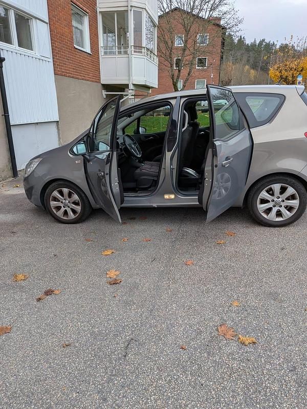 Gråbrun Begagnad 2011 Opel Meriva Minibuss | 41 900 kr (Marknadspris) - Bild 1/4