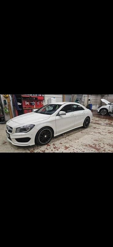 Vit Begagnad 2014 Mercedes CLA220 AMG Sedan | 178 000 kr (Bra pris) - Bild 1/4