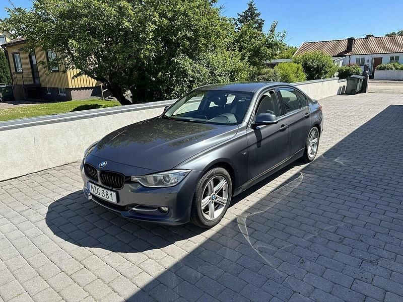 Grå Begagnad 2013 BMW 320 Sport Line Sedan | 93 000 kr (Bra pris) - Bild 1/3