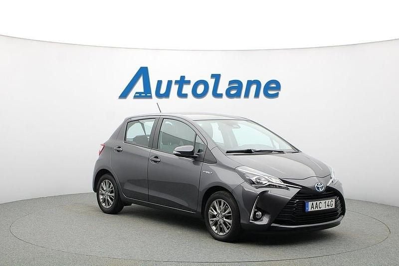 Mörkgrå Begagnad 2019 Toyota Yaris Hybrid Halvkombi | 189 900 kr (Marknadspris) - Bild 1/3