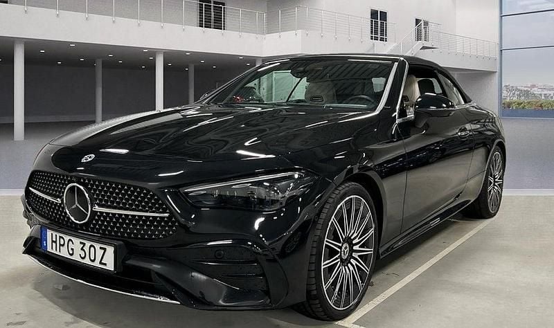 Obsidiansvart metallic Begagnad 2024 Mercedes CLE300 Premium Cab | 719 000 kr (Superpris) - Bild 1/4