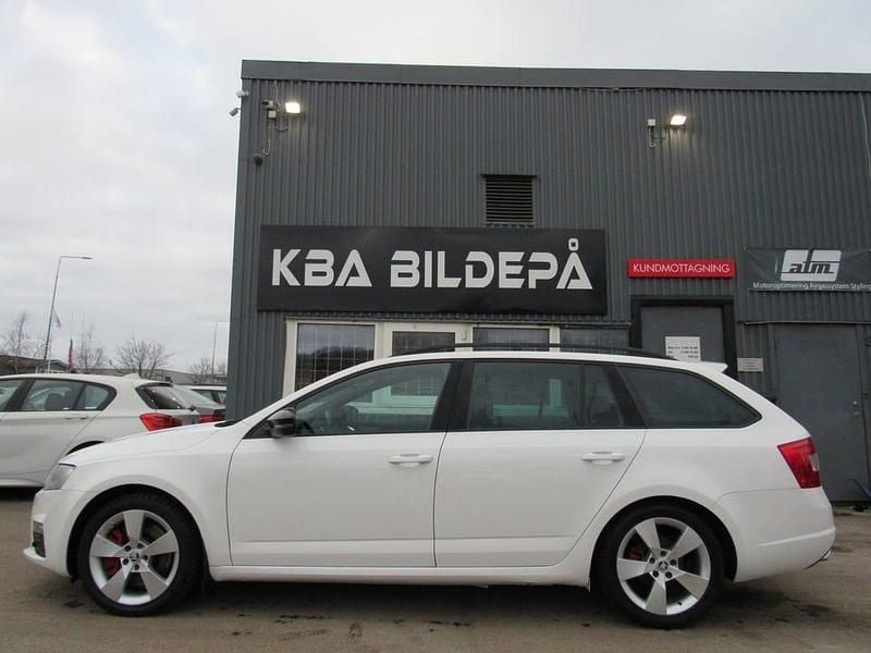 Vit Begagnad 2013 Skoda Octavia RS Kombi | 109 900 kr (Marknadspris) - Bild 1/4
