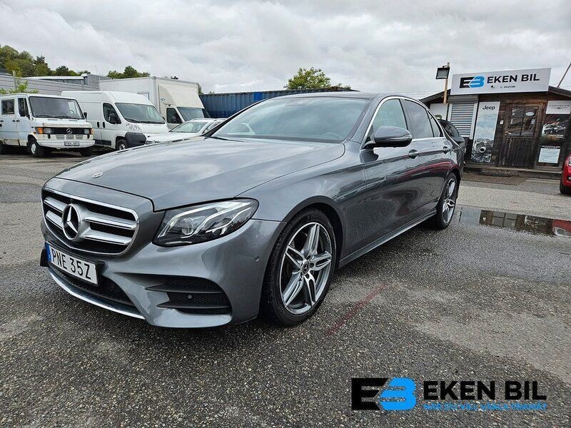 Grå Begagnad 2018 Mercedes E220 AMG line Sedan | 327 500 kr (Lite dyr) - Bild 1/3