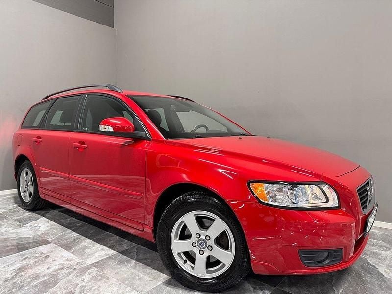 Mörkröd Begagnad 2009 Volvo V50 Momentum Kombi | 79 900 kr (Dyr) - Bild 1/4