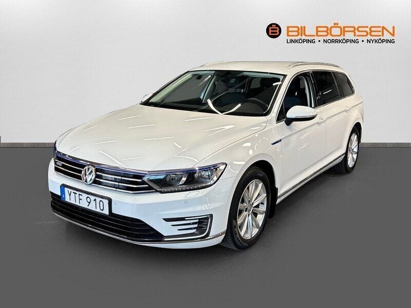 Vit Begagnad 2017 VW Passat GTE Kombi | 199 900 kr (Marknadspris) - Bild 1/4