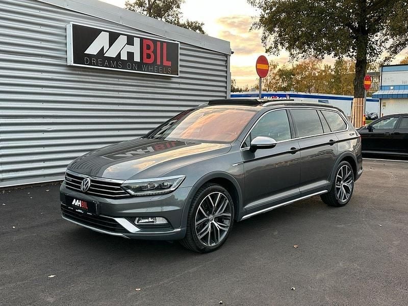 Mörkgrå Begagnad 2016 VW Passat Alltrack SE Kombi | 199 900 kr (Dyr) - Bild 1/4