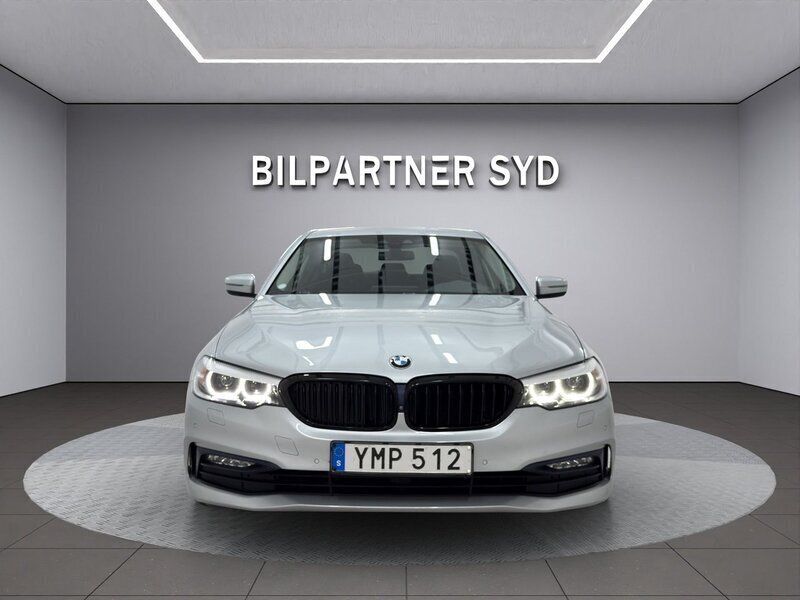 Silver Begagnad 2017 BMW 520 Sport Line Sedan | 269 900 kr (Marknadspris) - Bild 1/3