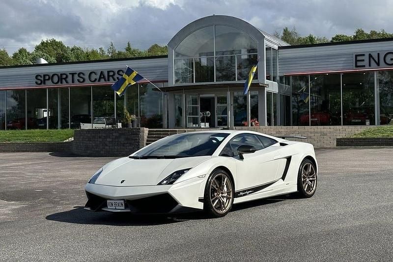 Vit Begagnad 2010 Lamborghini Gallardo Sportkupé | 1 750 000 kr - Bild 1/4