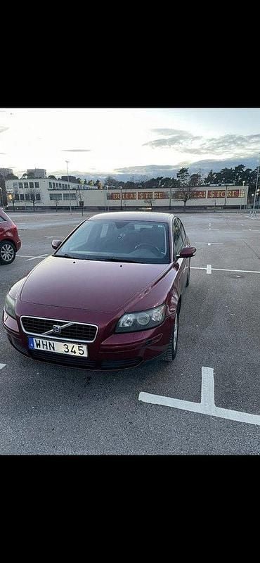 Röd Begagnad 2005 Volvo S40 Sedan | 22 000 kr - Bild 1/4