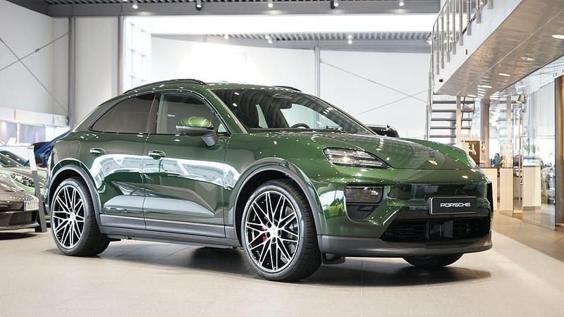 Mörkgrön (grön) Ny 2025 Porsche Macan SUV | 1 198 800 kr (Superpris) - Bild 1/4