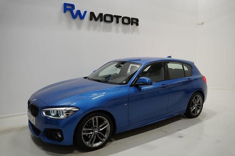 Blå Begagnad 2018 BMW 118 M Sport Halvkombi | 173 900 kr (Marknadspris) - Bild 1/4