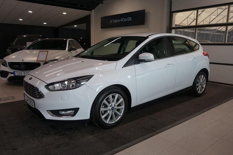Vit Begagnad 2017 Ford Focus Titanium Halvkombi | 104 900 kr (Marknadspris) - Bild 1/4