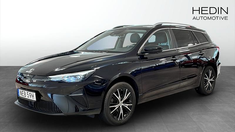 Svart (black) Begagnad 2022 MG MG5 EV Kombi | 234 900 kr - Bild 1/4