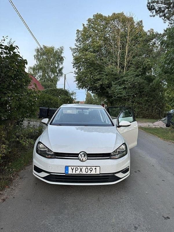 Vit Begagnad 2018 VW Golf VII Halvkombi | 123 500 kr (Marknadspris) - Bild 1/4