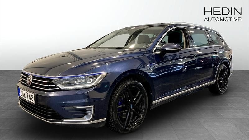 Blå Begagnad 2017 VW Passat GTE Kombi | 144 800 kr (Bra pris) - Bild 1/4
