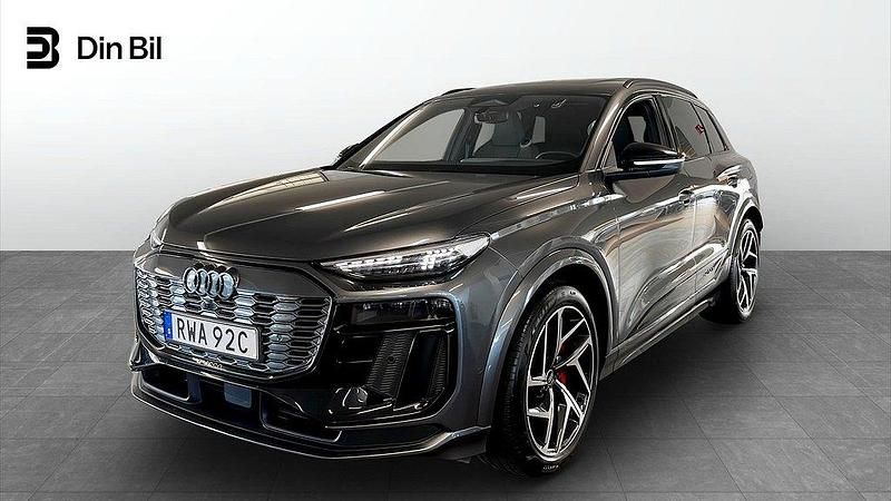 Grå Begagnad 2024 Audi Q6 e-tron S-Line SUV | 879 900 kr (Dyr) - Bild 1/4