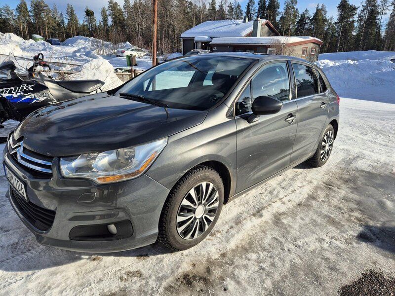 Grå Begagnad 2011 Citroën C4 Halvkombi | 45 000 kr (Dyr) - Bild 1/4