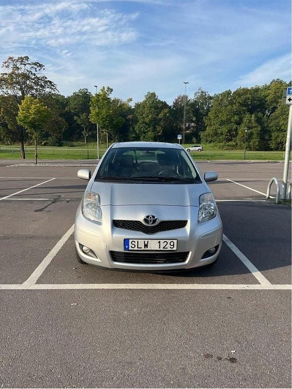 Silver Begagnad 2010 Toyota Yaris Halvkombi | 42 000 kr (Marknadspris) - Bild 1/4