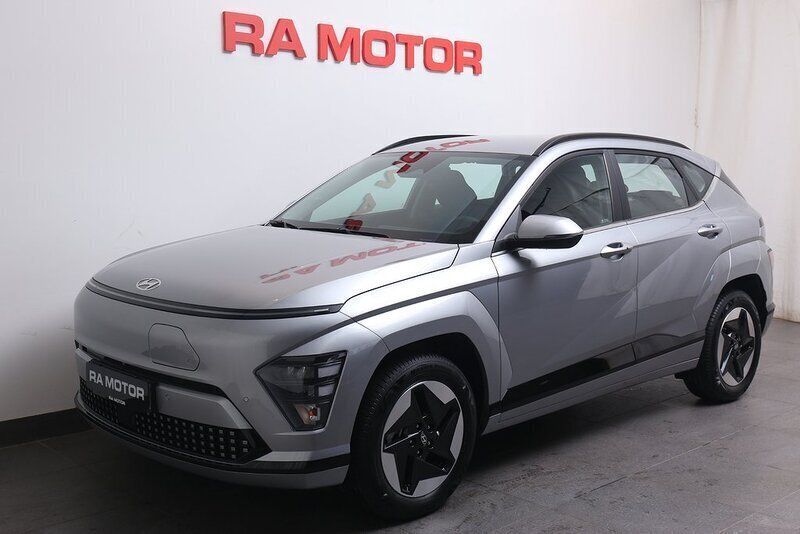 Grå Ny 2024 Hyundai Kona Essential SUV | 419 900 kr (Lite dyr) - Bild 1/4