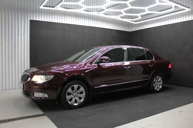 Mörkröd (röd) Begagnad 2011 Skoda Superb Ambition Halvkombi | 74 000 kr (Bra pris) - Bild 1/4