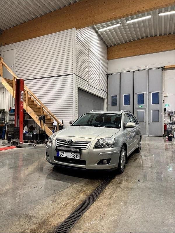 Grön Begagnad 2008 Toyota Avensis Kombi | 35 000 kr (Marknadspris) - Bild 1/4