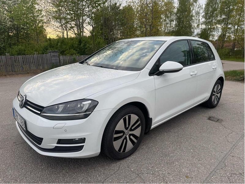 Vit Begagnad 2013 VW Golf VII Halvkombi | 78 000 kr (Marknadspris) - Bild 1/4