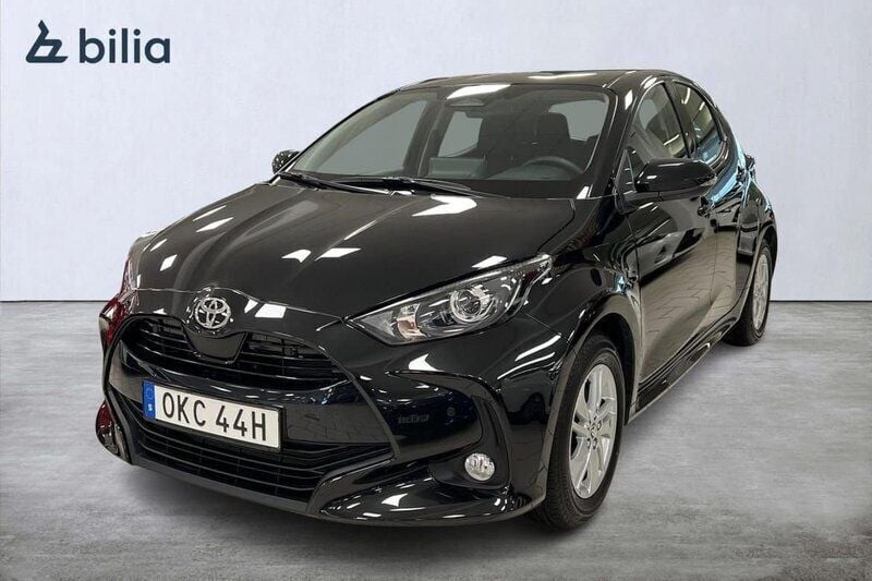 Svart Begagnad 2024 Toyota Yaris Hybrid Active Halvkombi | 254 900 kr (Marknadspris) - Bild 1/4