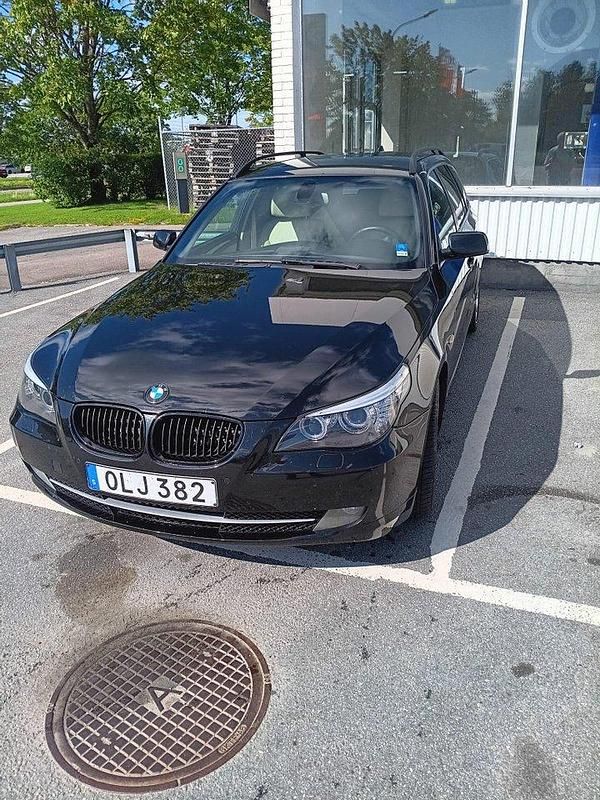 Svart Begagnad 2009 BMW 520 Kombi | 69 500 kr (Marknadspris) - Bild 1/4