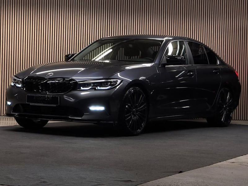 Grå Begagnad 2019 BMW 330 Sport Line Sedan | 349 000 kr (Bra pris) - Bild 1/4